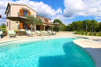 Villa mit Swimmingpool, Kinderspielplatz und