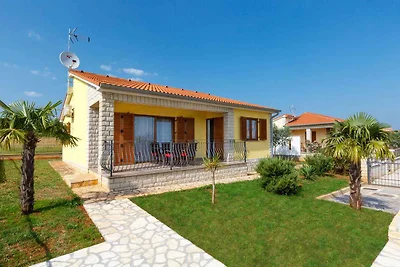 Ferienhaus mit Pool und Grill