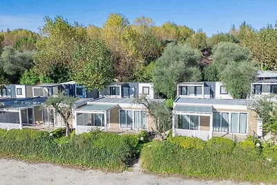 Mobilehome mit halbüberdachter Holzterrasse