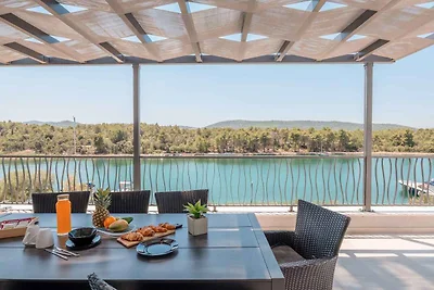 Exklusive Villa am Wasser mit privatem Pool u