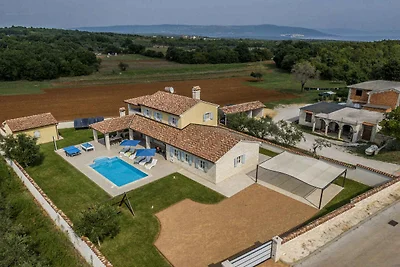 Villa mit Swimmingpool, Tischtennis und