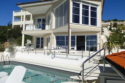 Ferienwohnung mit Pool und Meerblick