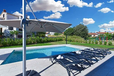 Villa mit Swimmingpool und grossem Garten