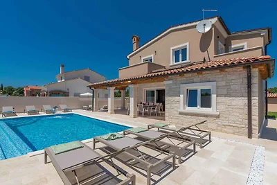 Villa mit Aussenpool