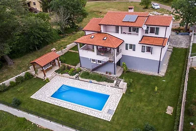 Villa mit Pool und Klimaanlage