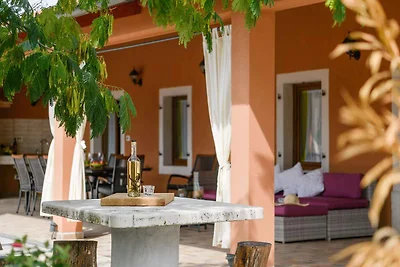 Villa mit Pool und Klimaanlage