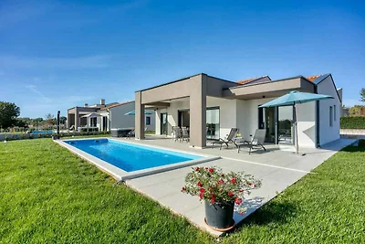 Villa mit Pool und Whirlpool