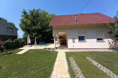 Ferienhaus mit Pool und Gartendusche