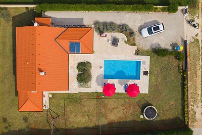 Ferienhaus mit Pool, Spielplatz und Terrasse