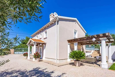 Villa mit Pool und Garten