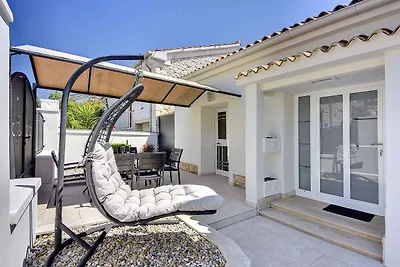 FerienWohnung mit Pool und Sonnenliegen