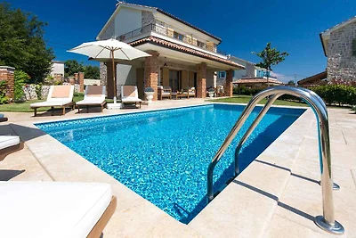 Villa mit rustikalem Hauch und Pool auf Krk