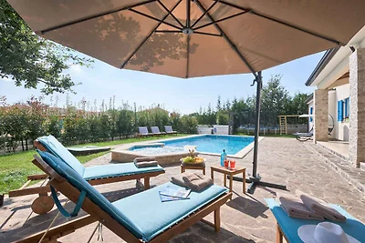 Villa mit Swimmingpool, Sauna und Spielplatz