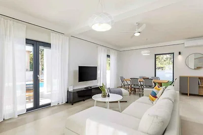 Ferienhaus mit Swimmingpool, Grill und