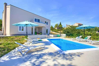 Villa mit Pool in einer ruhigen Gegend in der