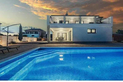 Villa mit Pool und Whirlpool