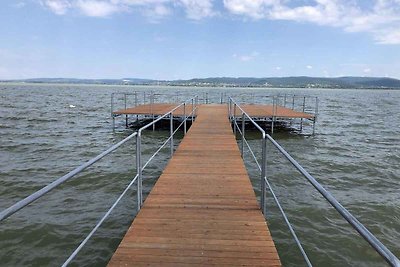 Ferienhaus am Ufer mit Steg, Klimaanlage und