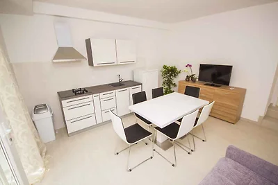 Ferienwohnung mit Pool und 80 m zum Strand