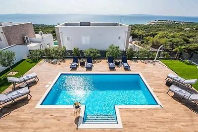 Villa mit Pool und Meerblick