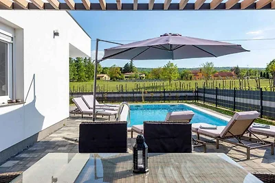 Villa mit Aussenpool und Whirlpool
