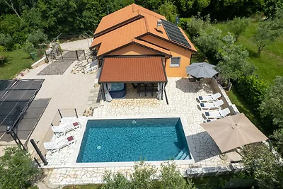Villa mit grossem Pool und Jacuzzi
