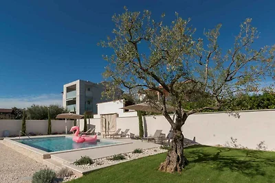 Villa mit Swimmingpool und Grill