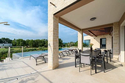 Villa mit Pool und Meerblick