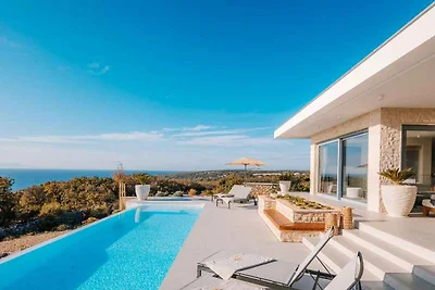 Villa mit Swimmingpool und Meerblick