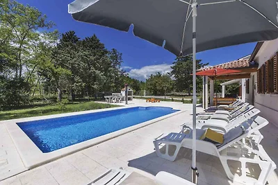 Villa mit Pool auf grossem Grundstück