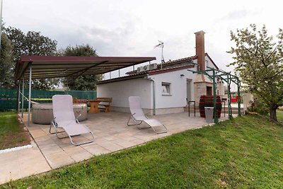 Ferienhaus mit Terrasse und Whirlpool