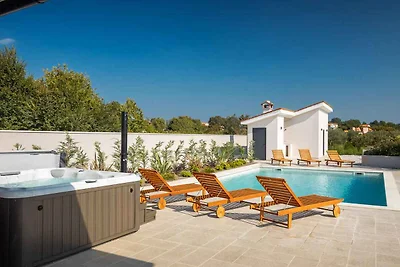 Villa mit Aussenpool und Whirlpool,