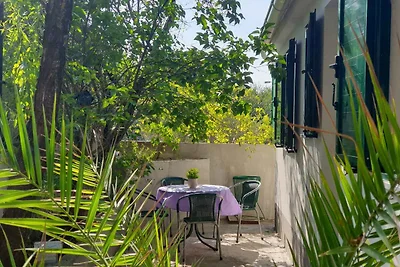 Ferienhaus liegt am Meer auf einer Insel