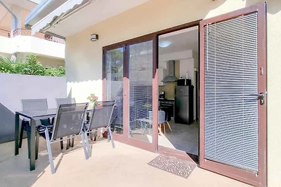 Ferienwohnung mit Terrasse mit Tisch und Stüh
