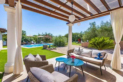 Villa mit Pool und Garten
