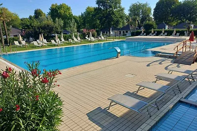 Bungalow Fitnessraum und Tennisplatz
