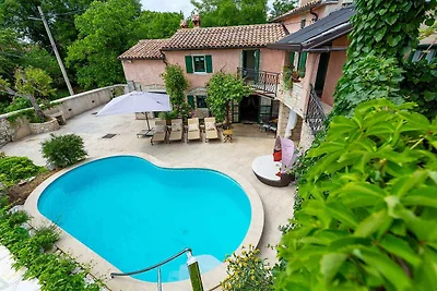 Villa mit Schwimmbad und Klimaanlage
