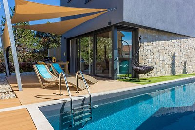Villa modern eingerichtet mit Swimmingpool