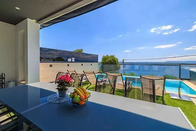 Ferienhaus mit Pool und Meerblick