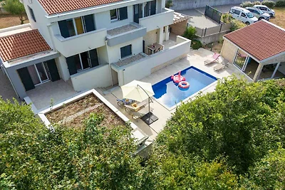 Ferienhaus mit Aussenpool und Terrasse