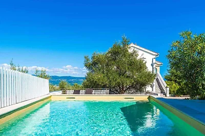 Ferienhaus mit Pool und Grill
