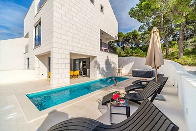 Villa mit Pool und Klimaanlage
