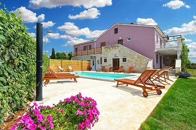 Villa mit Swimmingpool und grossem Garten