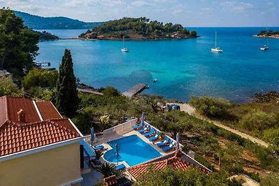 Villa mit Pool und Terrasse