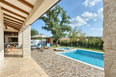 Villa mit Swimmingpool, Sauna und Spielplatz