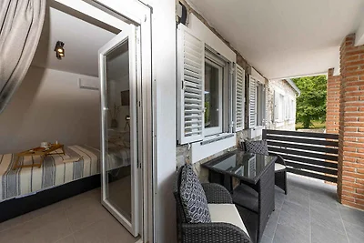 Villa mit Swimmingpool und Gartenküche mit