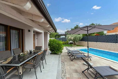 Villa mit Pool und Klimaanlage