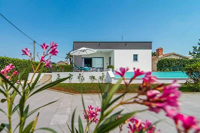 Villa mit Pool und Klimaanlage
