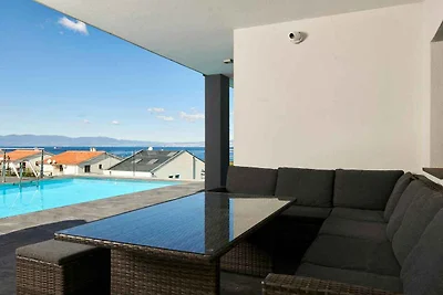 Villa mit Pool und Meerblick
