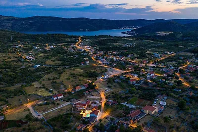 Traditionelle dalmatinische Steinvilla mit Po