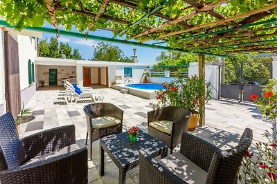 Ferienhaus mit Pool und Grill